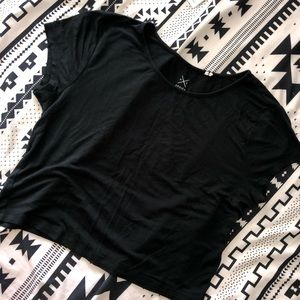 Black basic crop tee!